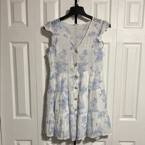 E & M blue & white short floral dress size LARGE